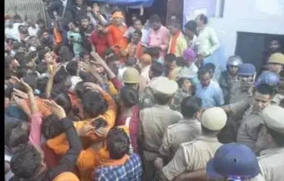 झड़प के एक दिन बाद: भारी पुलिस मौजूदगी के बीच शांतिपूर्ण बरेली झड़प के एक दिन बाद: भारी पुलिस मौजूदगी के बीच शांतिपूर्ण बरेली