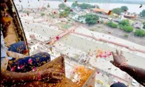 अयोध्या, बाराबंकी में कांवरियों पर हेलिकॉप्टर से बरसाई गईं पंखुड़ियां अयोध्या, बाराबंकी में कांवरियों पर हेलिकॉप्टर से बरसाई गईं पंखुड़ियां