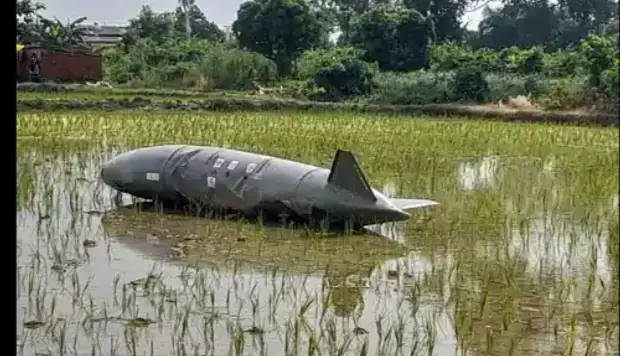 यूपी के खेत में वायुसेना के विमान के दो ईंधन टैंक के मिले हिस्से