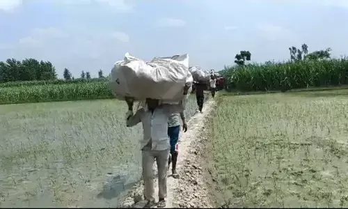 अंतिम संस्कार करने के लिए जद्दोजहद- श्मशान घाट तक जाने का नहीं है रास्ता अंतिम संस्कार करने के लिए जद्दोजहद- श्मशान घाट तक जाने का नहीं है रास्ता