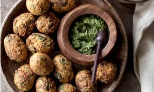 मेथी मुठिया रेसिपी: हेल्दी नाश्ते के लिए ट्राई करें ये अनोखी डिश, जानें विधि मेथी मुठिया रेसिपी: हेल्दी नाश्ते के लिए ट्राई करें ये अनोखी डिश, जानें विधि