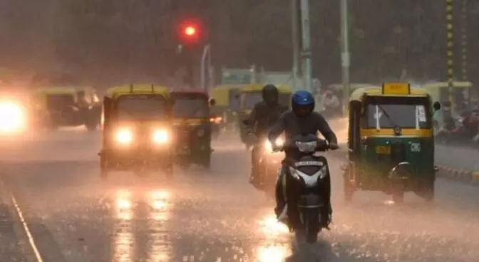 यमुना खतरे के निशान से नीचे पहुंचने के बाद दिल्ली में भारी बारिश, IMD ने जारी किया येलो अलर्ट यमुना खतरे के निशान से नीचे पहुंचने के बाद दिल्ली में भारी बारिश, IMD ने जारी किया येलो अलर्ट