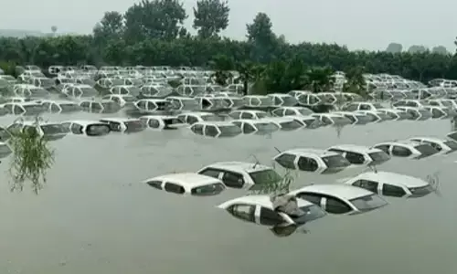 नोएडा में हिंडन नदी के उफान पर होने से गहरे पानी में डूब गईं कारें नोएडा में हिंडन नदी के उफान पर होने से गहरे पानी में डूब गईं कारें
