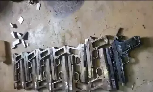 गाजियाबाद में मशीनरी पार्ट बनाने की आड़ में अवैध शस्त्र बनाने व सप्लाई करने वाले गेंग को एसटीएफ ने पकड़ा