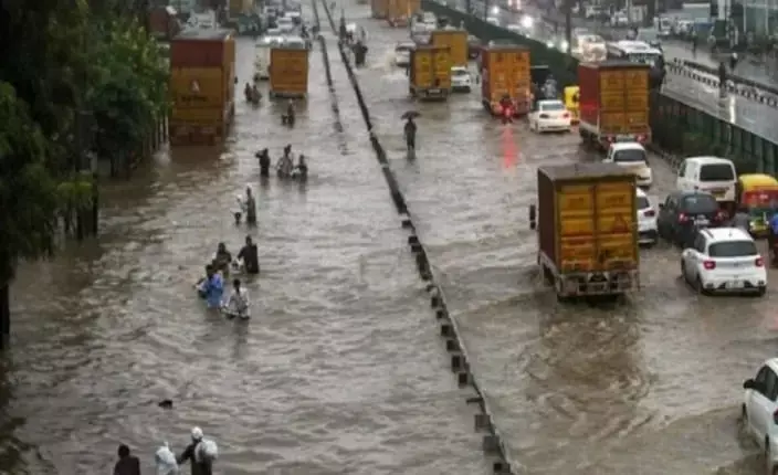 कुछ घंटों की बारिश ने हाईटेक सिटी नोएडा को बदल दिया वाटरलैंड में कुछ घंटों की बारिश ने हाईटेक सिटी नोएडा को बदल दिया वाटरलैंड में