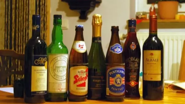 डीएमआरसी की 2 शराब बोतल नीति पर, उत्पाद शुल्क विभाग ने जताई चिंता,कहा इसे बदलने को