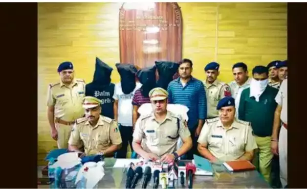 चंडीगढ़ में 100 से अधिक डकैतियों को अंजाम देने वाले दो गिरोहों का भंडाफोड़ चंडीगढ़ में 100 से अधिक डकैतियों को अंजाम देने वाले दो गिरोहों का भंडाफोड़