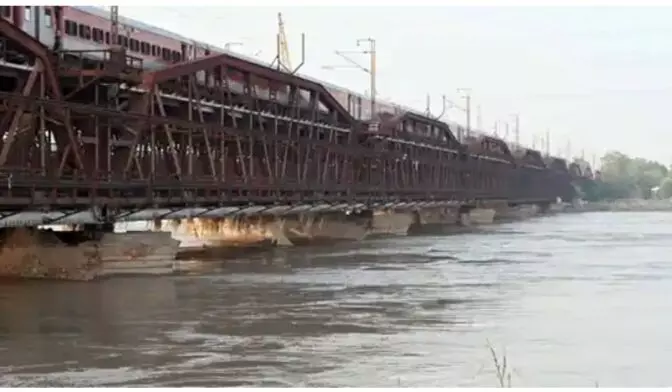 दिल्ली में यमुना खतरे के निशान से ऊपर, नोएडा में हिंडन का जलस्तर घटा दिल्ली में यमुना खतरे के निशान से ऊपर, नोएडा में हिंडन का जलस्तर घटा