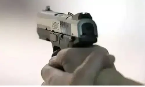 मोहाली में कारोबारी प्रतिद्वंद्वी की बेटी पर पिस्तौल तानने के आरोप में केमिस्ट गिरफ्तार मोहाली में कारोबारी प्रतिद्वंद्वी की बेटी पर पिस्तौल तानने के आरोप में केमिस्ट गिरफ्तार