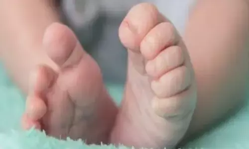 स्मार्टफोन खरीदने के लिए अपने 8 महीने के नवजात को बेचने वाले दंपत्ति को किया गया गिरफ्तार स्मार्टफोन खरीदने के लिए अपने 8 महीने के नवजात को बेचने वाले दंपत्ति को किया गया गिरफ्तार