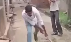 यूपी के बदायूं में बंदर के बच्चे को लाठियों से पीट-पीटकर मार डाला, सामने आया खौफनाक वीडियो यूपी के बदायूं में बंदर के बच्चे को लाठियों से पीट-पीटकर मार डाला, सामने आया खौफनाक वीडियो