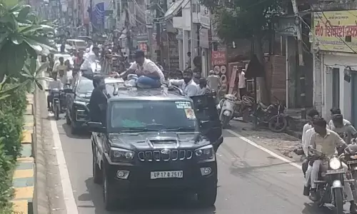 भरी कोर्ट में गोली मारेंगे मेरी जान गाने से सुर्खियों में आए कलाकार अंकित बालियान का शामली में हुड़दंग, हूटर बजाते हुए किया रोड शो भरी कोर्ट में गोली मारेंगे मेरी जान गाने से सुर्खियों में आए कलाकार अंकित बालियान का शामली में हुड़दंग, हूटर बजाते हुए किया रोड शो