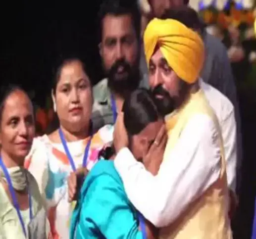 Punjab: पंजाब में 12710 संविदा शिक्षक हुए नियमित, नियुक्ति पत्र लेते रो पड़े कई शिक्षक Punjab: पंजाब में 12710 संविदा शिक्षक हुए नियमित, नियुक्ति पत्र लेते रो पड़े कई शिक्षक