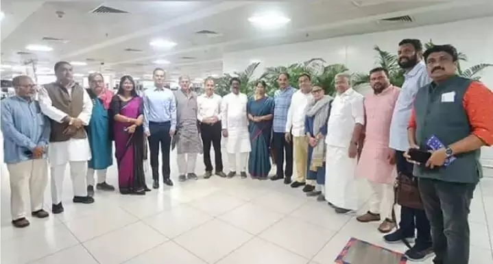 मणिपुर: विपक्ष का बहुदलीय प्रतिनिधिमंडल दो दिवसीय मिशन पर हुआ रवाना मणिपुर: विपक्ष का बहुदलीय प्रतिनिधिमंडल दो दिवसीय मिशन पर हुआ रवाना