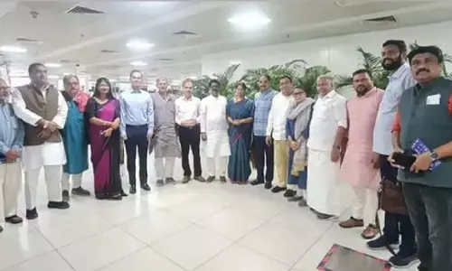 मणिपुर: विपक्ष का बहुदलीय प्रतिनिधिमंडल दो दिवसीय मिशन पर हुआ रवाना मणिपुर: विपक्ष का बहुदलीय प्रतिनिधिमंडल दो दिवसीय मिशन पर हुआ रवाना