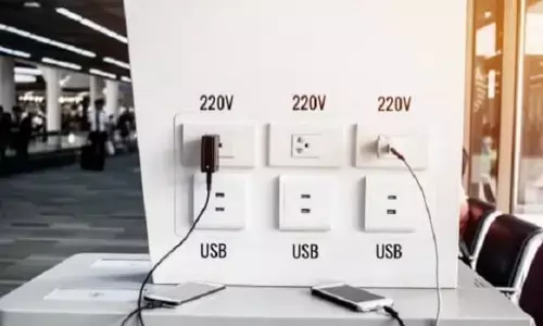 सार्वजनिक स्थान पर फोन चार्ज करते समय रहें सावधान, जानिए जूस जैकिंग के बारे में सार्वजनिक स्थान पर फोन चार्ज करते समय रहें सावधान, जानिए जूस जैकिंग के बारे में