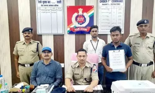 नोएडा: ब्लैक में तत्काल टिकट बेचने के आरोप में बीटेक छात्र गिरफ्तार नोएडा: ब्लैक में तत्काल टिकट बेचने के आरोप में बीटेक छात्र गिरफ्तार