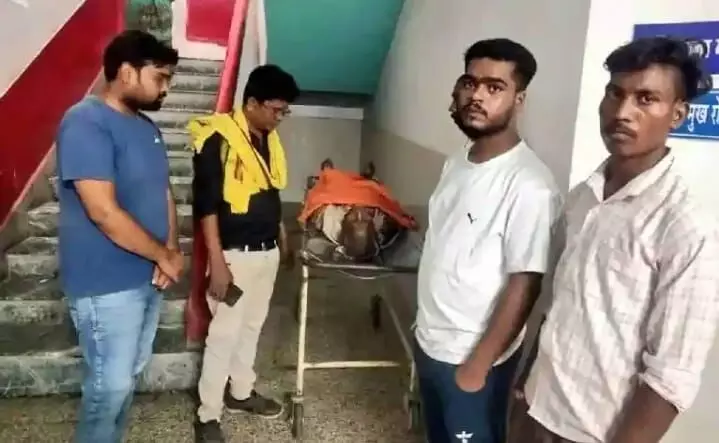 भाजपा नेता की रैली में आदिवासी की मौत, टेंट गिरने के बावजूद विधायक ने जारी रखा भाषण भाजपा नेता की रैली में आदिवासी की मौत, टेंट गिरने के बावजूद विधायक ने जारी रखा भाषण