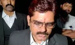 अतीक अहमद के सबसे खास वकील विजय मिश्रा को पुलिस ने किया गिरफ्तार अतीक अहमद के सबसे खास वकील विजय मिश्रा को पुलिस ने किया गिरफ्तार