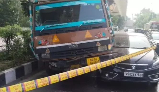 दिल्ली के मादीपुर मेट्रो स्टेशन के पास ट्रक की कार से टक्कर के बाद पुलिसकर्मी की मौत