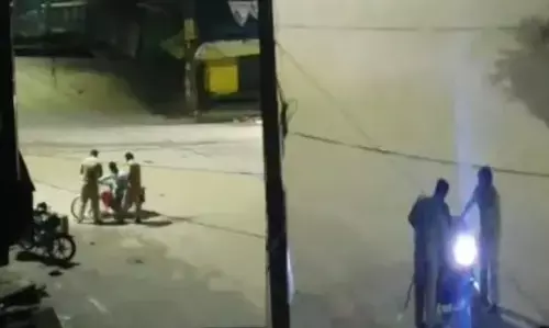 ऑन-ड्यूटी देवरिया पुलिस कर्मियों ने दिव्यांग व्यक्ति के साथ की मारपीट; वीडियो वायरल ऑन-ड्यूटी देवरिया पुलिस कर्मियों ने दिव्यांग व्यक्ति के साथ की मारपीट; वीडियो वायरल