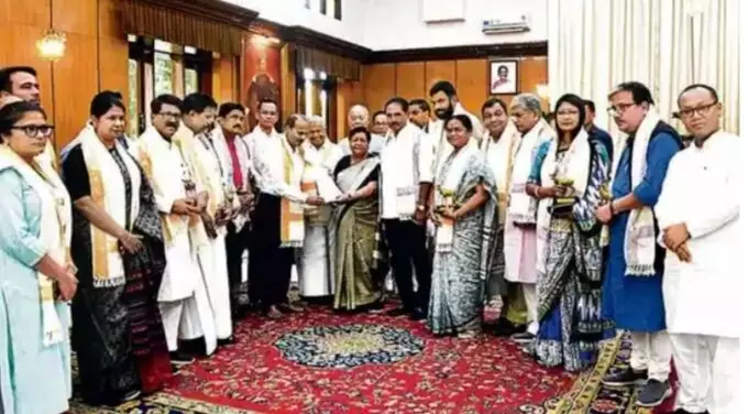 विपक्षी सांसदों ने शांति योजना के साथ मणिपुर के राज्यपाल से की मुलाकात विपक्षी सांसदों ने शांति योजना के साथ मणिपुर के राज्यपाल से की मुलाकात