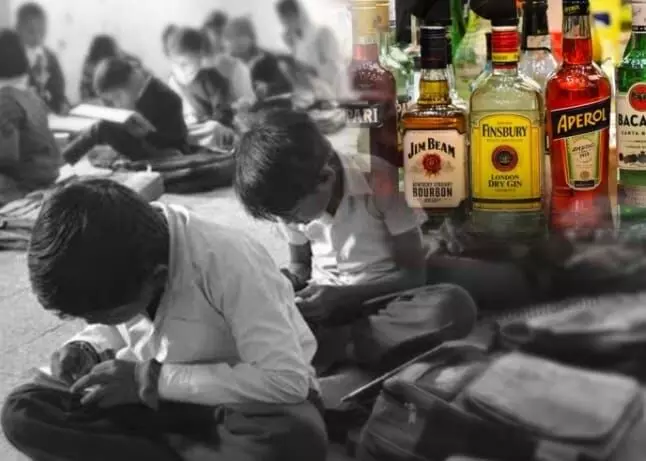 जानिए सरकारी स्कूलों का हाल, बच्चे बैठे हैं शराब की बोतलों के बीच और महीनों तक नहीं है बिजली