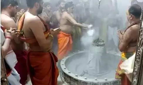 उज्जैन के श्री महाकालेश्वर मंदिर में अतुल्य भस्म आरती भक्तों को कर देती है मंत्रमुग्ध उज्जैन के श्री महाकालेश्वर मंदिर में अतुल्य भस्म आरती भक्तों को कर देती है मंत्रमुग्ध