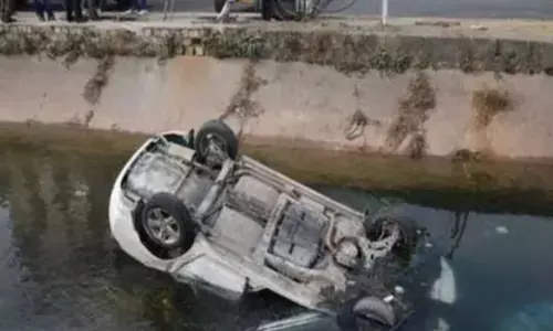 मांड्या में कार के नहर में गिरने से चार लोगों की मौत