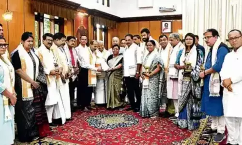 विपक्षी सांसदों ने शांति योजना के साथ मणिपुर के राज्यपाल से की मुलाकात