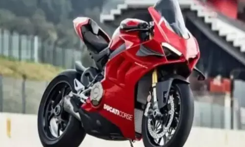 डुकाटी पैनिगेल V4R: महज 3 सेकंड में 0 से 100 किमी प्रति घंटे की रफ्तार; जानिए पूरी जानकारी डुकाटी पैनिगेल V4R: महज 3 सेकंड में 0 से 100 किमी प्रति घंटे की रफ्तार; जानिए पूरी जानकारी