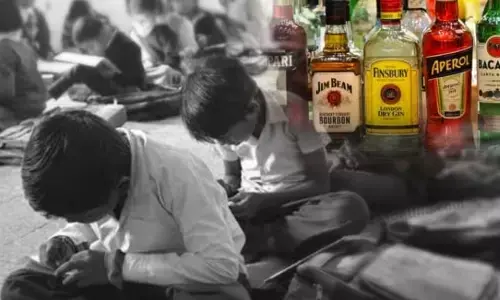 जानिए सरकारी स्कूलों का हाल, बच्चे बैठे हैं शराब की बोतलों के बीच और महीनों तक नहीं है बिजली जानिए सरकारी स्कूलों का हाल, बच्चे बैठे हैं शराब की बोतलों के बीच और महीनों तक नहीं है बिजली