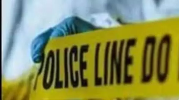 निजी कंपनी के कर्मचारी पर धोखाधड़ी से पत्नी को सालों तक पेरोल पर रखने का आरोप