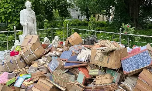 संस्थाओं को बचाना है ? पहले गांधी को बचाइए ! संस्थाओं को बचाना है ? पहले गांधी को बचाइए !