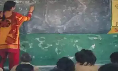 हमीरपुर में निर्वस्त्र कर गांव में घुमाने की शिक्षा मित्र को दी धमकी हमीरपुर में निर्वस्त्र कर गांव में घुमाने की शिक्षा मित्र को दी धमकी