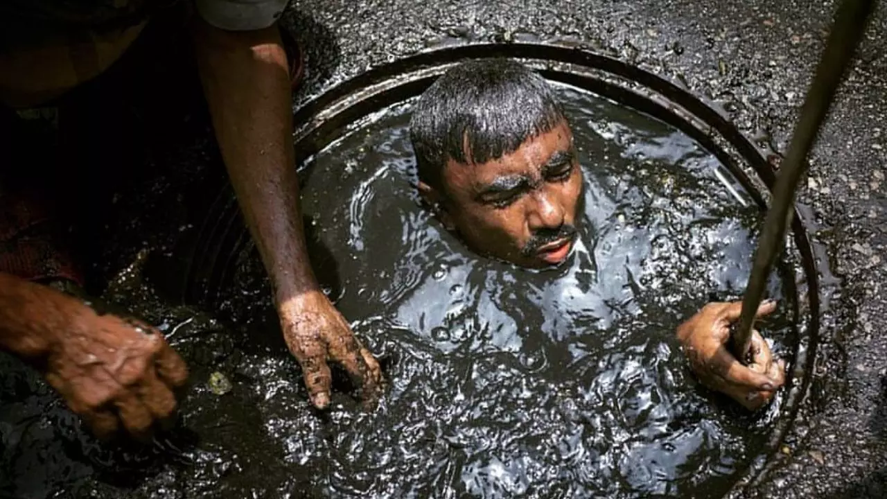 सीवर की सफ़ाई में जान गंवाने वाले की मौत नहीं हत्या होती है और इस हत्या की ज़िम्मेदारी सरकार किसकी तय करेगी ? -अनुपम मिश्रा