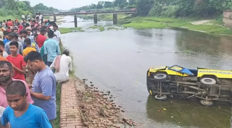 बिजनौर में नहर में गिरी बस, एक बच्चे की मौत, कई घायल, सैकड़ो लोगों ने थाने का किया घेराव