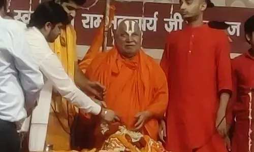 जगतगुरु रामभद्राचार्य की राम कथा में हो रहा रोज विवाद,आयोजक मूकदर्शक जगतगुरु रामभद्राचार्य की राम कथा में हो रहा रोज विवाद,आयोजक मूकदर्शक
