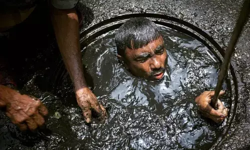 सीवर की सफ़ाई में जान गंवाने वाले की मौत नहीं हत्या होती है और इस हत्या की ज़िम्मेदारी सरकार किसकी तय करेगी ? -अनुपम मिश्रा सीवर की सफ़ाई में जान गंवाने वाले की मौत नहीं हत्या होती है और इस हत्या की ज़िम्मेदारी सरकार किसकी तय करेगी ? -अनुपम मिश्रा