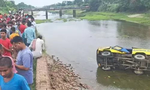 बिजनौर में नहर में गिरी बस, एक बच्चे की मौत, कई घायल, सैकड़ो लोगों ने थाने का किया घेराव बिजनौर में नहर में गिरी बस, एक बच्चे की मौत, कई घायल, सैकड़ो लोगों ने थाने का किया घेराव