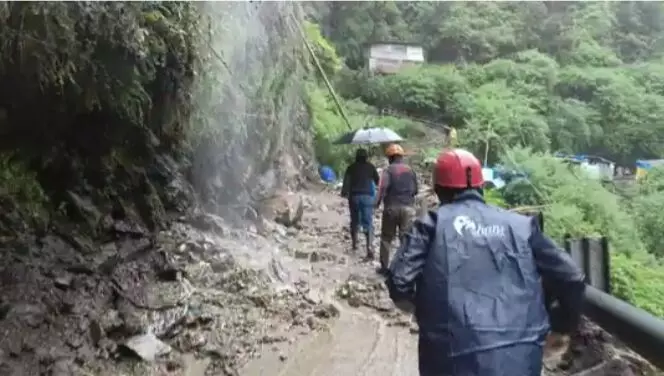 उत्तराखंड के रुद्रप्रयाग में बड़ा भूस्खलन, कई लोगों के दबे होने की आशंका उत्तराखंड के रुद्रप्रयाग में बड़ा भूस्खलन, कई लोगों के दबे होने की आशंका