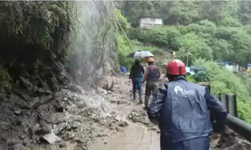 उत्तराखंड के रुद्रप्रयाग में बड़ा भूस्खलन, कई लोगों के दबे होने की आशंका उत्तराखंड के रुद्रप्रयाग में बड़ा भूस्खलन, कई लोगों के दबे होने की आशंका