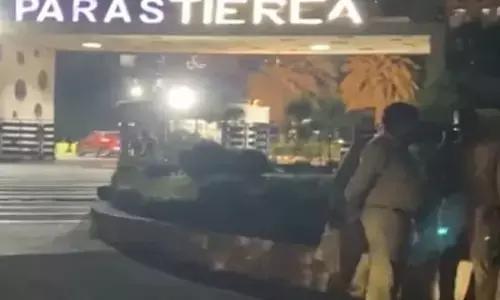 नोएडा के सेक्टर 137 में पारस टिएरिया सोसायटी में लिफ्ट से गिरने के बाद महिला की हुई मौत नोएडा के सेक्टर 137 में पारस टिएरिया सोसायटी में लिफ्ट से गिरने के बाद महिला की हुई मौत