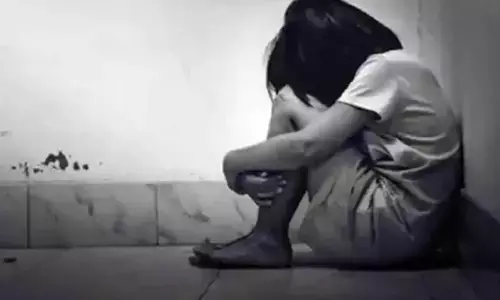 प्रिंसिपल ने दिव्यांग नाबालिग लड़की को खिलाया केक, घर ले जाकर किया यौन उत्पीड़न