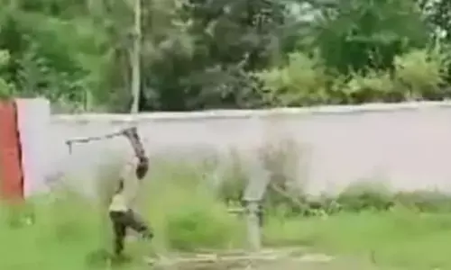 कुल्हाड़ी चलाने वाले नशे में धुत आदमी ने यूपी स्कूल में बोला धावा,संपत्ति को नुकसान पहुंचाया मामला दर्ज कुल्हाड़ी चलाने वाले नशे में धुत आदमी ने यूपी स्कूल में बोला धावा,संपत्ति को नुकसान पहुंचाया मामला दर्ज