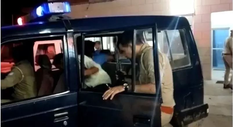 बिजनौर में व्यापारी से 17 हज़ार नकद और 4 ग्राम सोना लूटकर बदमाश हुए फरार बिजनौर में व्यापारी से 17 हज़ार नकद और 4 ग्राम सोना लूटकर बदमाश हुए फरार