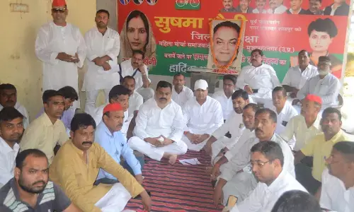 मुजफ्फरनगर : सपा की मासिक बैठक में पण्डित जनेश्वर मिश्र को जयंती पर नमन