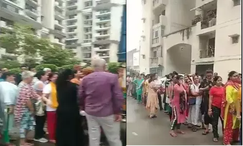 चौंकिए मत ये वीडियो श्रीलंका का नहीं गाजियाबाद के बहुमंजिला इमारतों वाली सोसायटी का है, टमाटर को लेकर मची मारा मारी चौंकिए मत ये वीडियो श्रीलंका का नहीं गाजियाबाद के बहुमंजिला इमारतों वाली सोसायटी का है, टमाटर को लेकर मची मारा मारी