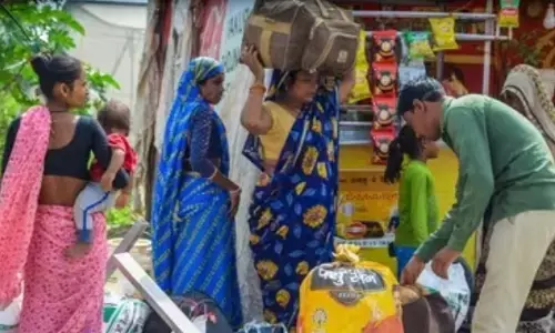हरियाणा हिंसा: गुरुग्राम में श्रमिकों के पलायन की वजह से आर्थिक संकट हो रहा है पैदा हरियाणा हिंसा: गुरुग्राम में श्रमिकों के पलायन की वजह से आर्थिक संकट हो रहा है पैदा