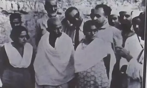 1947 में आग से घिरे मेवात में गांधी जी जब पहुंचे थे